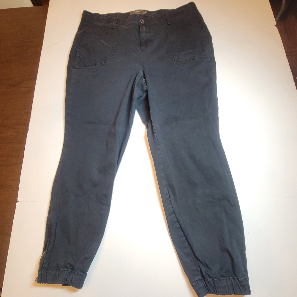 Torrid Black Cropped Jogger Pants Size 18R Feel The Fit Stretch Zipper Ankle